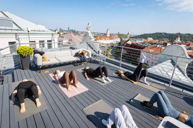Pilates nuostabioje Radisson Collection terasoje