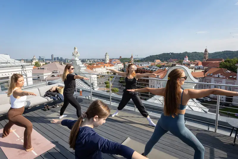 Pilates nuostabioje Radisson Collection terasoje