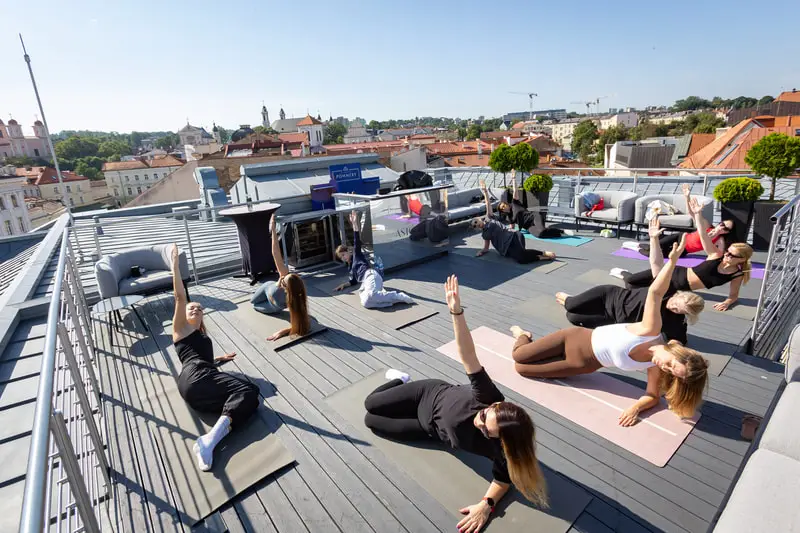 Pilates nuostabioje Radisson Collection terasoje